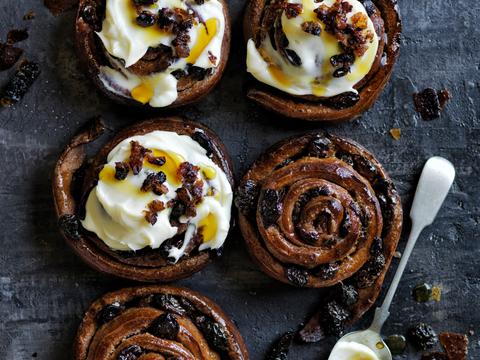 Chocolade-rumrolls met rozijnen en roomkaasglazuur