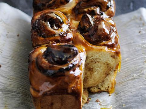 Sesambuns met dadels en gebrande boter