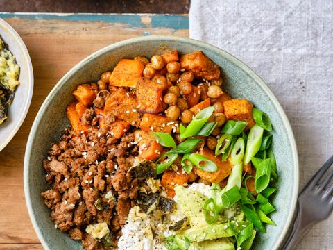 Cottagecheesebowl met zoete aardappel, avocado en rundergehakt