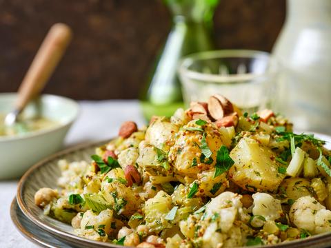 Aardappel-kikkererwtenpannetje met gerookte amandelen en dilledressing