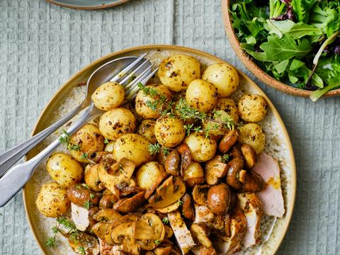Varkenshaasje met champignons en gebakken aardappelen