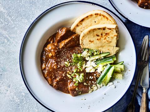Za’atar-lamstoofpotje met gremolata en platbrood