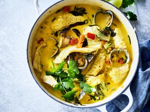 Kokoscurry van witte vis en schelpjes