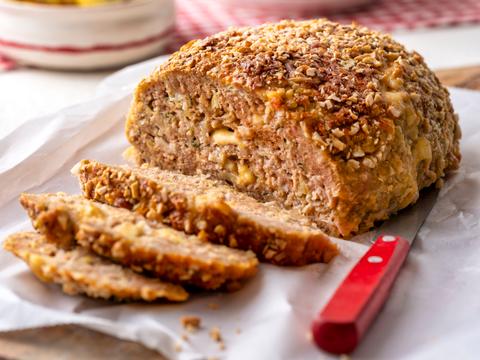 Gehaktbrood met oude kaas, prei en notenkorst