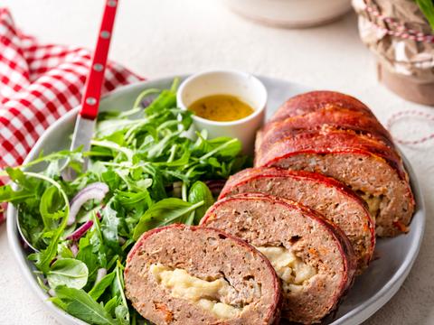 Gehaktbrood met spekkorst, mozzarella en zongedroogde tomaatjes