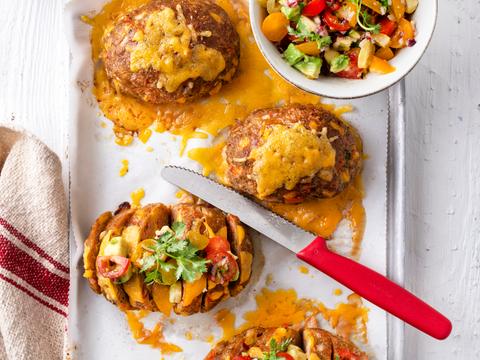 Mexicaanse minigehaktbroodjes met avocado-tomatensalsa
