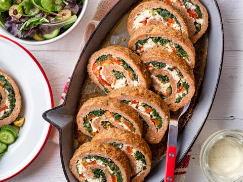 Gehaktbroodrol met feta en een groene salade