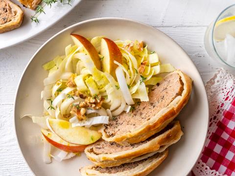 Gehaktbrood in bladerdeegkorst met witloofsalade