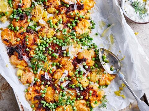 traybake met geplette aardappelen