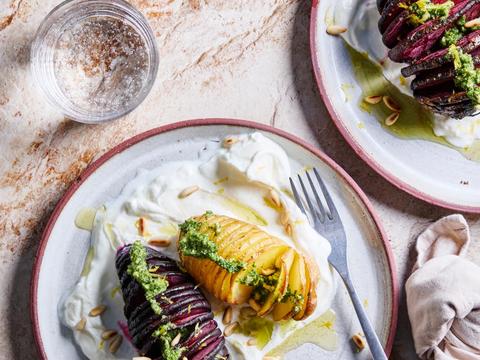 hasselback van aardappel en rode biet
