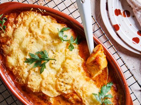 Visgratin met witloof en aardappelschubbetjes en kreeftensaus