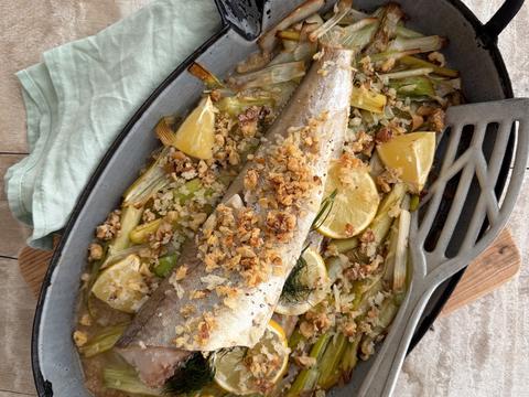 Wijting met prei en citroencrumble