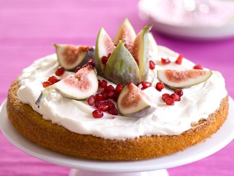 Slagroomtaart met granaatappel en vijgen