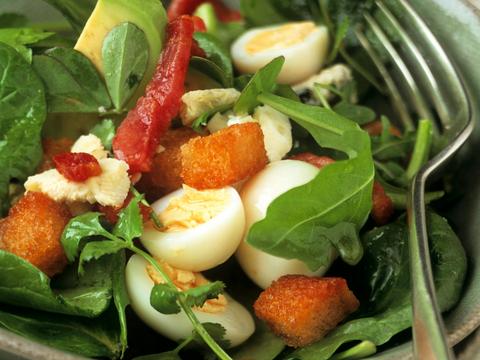 Slaatje met avocado, eitjes en spek