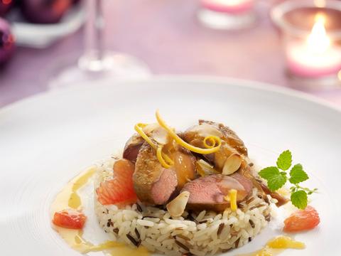 Duifje met amandelen en karamelsaus