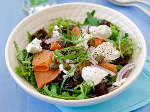 Salade met gerookte zalm en geitenkaas