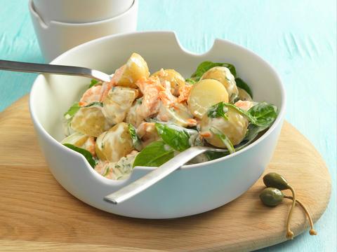 Lauwe aardappelsalade met spinazie en zalm