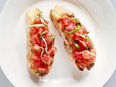 Crostini met tomaat
