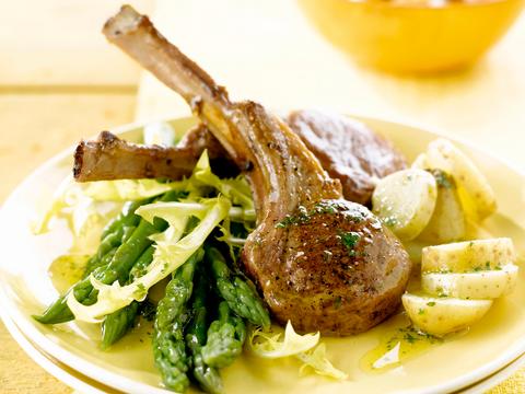 Lamskoteletjes met groene asperges
