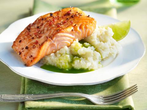 Gebakken zalm met bloemkoolpuree en kruidenolie