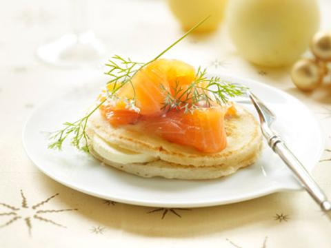 blini's met gerookte zalm en geitenkaas