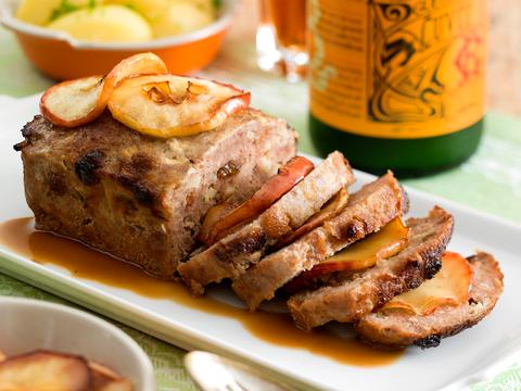 Gehaktbrood met appeltjes, rozijnen en geuzesaus