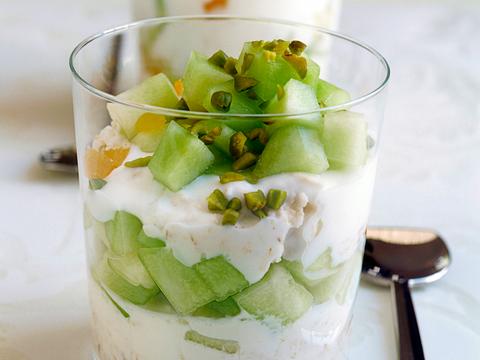 Yoghurt met muesli en fruit
