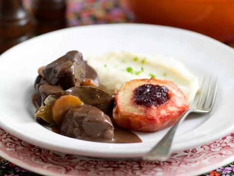Reeragout met appelen en knolselderpuree