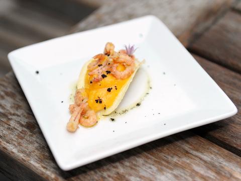Chips met aardappelschuim, garnalen en olijf