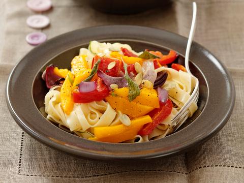 Tagliatelle met pompoen, paprika en rode ui