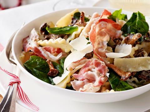 Pastasalade met bospaddenstoelen en pancetta