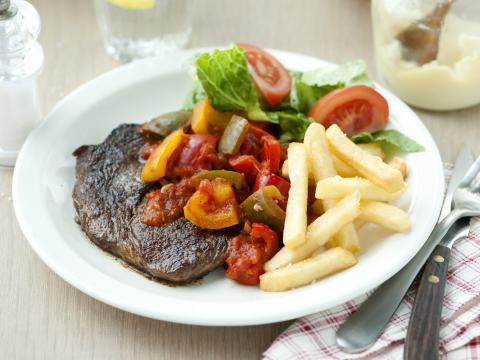 Steak met Provençaalse saus en frietjes