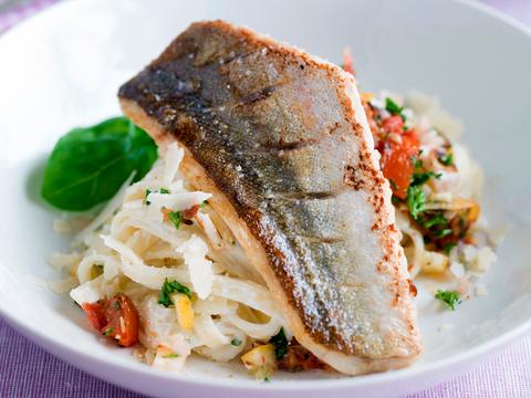 Rode poon met linguine en ricotta