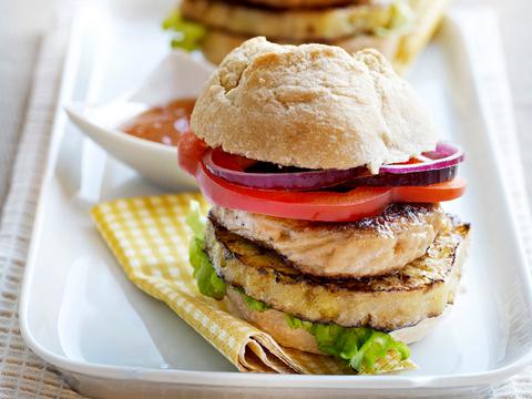 Kipburger met ananas