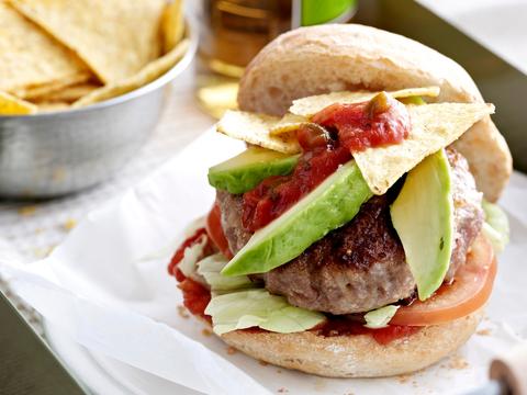 Tex-mex-burger met avocado en nacho's