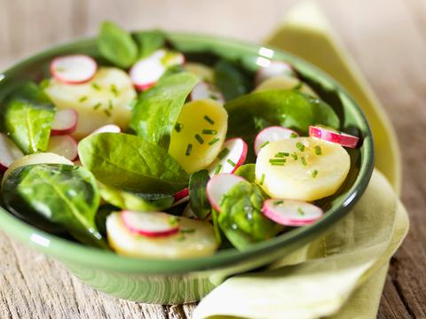 Aardappelsalade met spinazie en radijs
