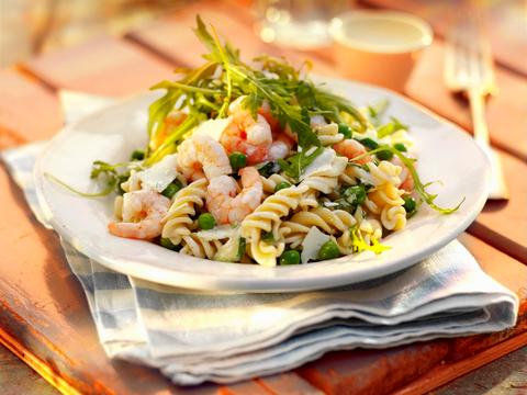 Spirelli met scampi's, erwtjes en courgette