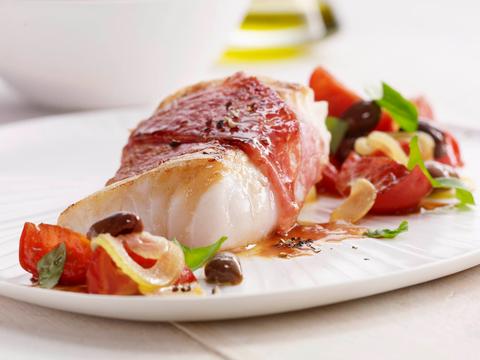 Skrei in een hamjasje met tomatensalade