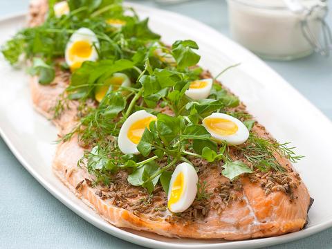 Geroosterde zalm met venkelzaadjes en dille