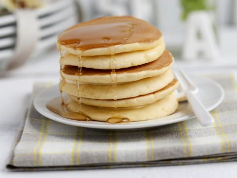 Pancakes met vanilleroom en ahornsiroop