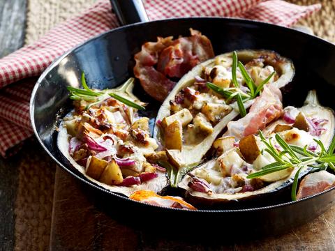 Gevulde aubergines met peer en gorgonzola
