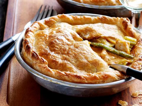 Kalkoenragout onder een deegkorstje
