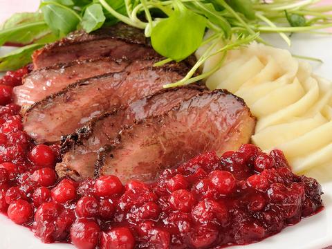Eendenborst met veenbessencompote