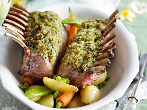 Lamskroontje met peterselie-kruidenkorst