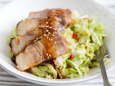 Chinese kool in de wok met gelakt buikspek
