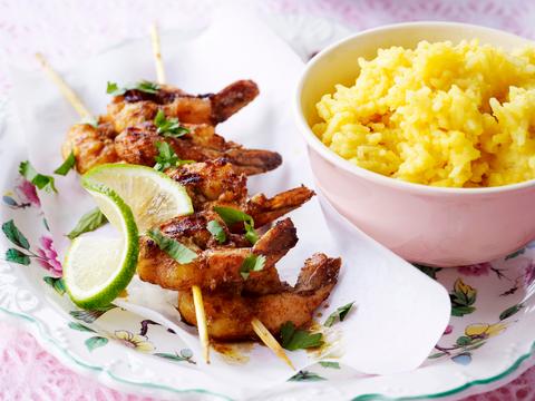 Spiesjes met scampi's en rijst