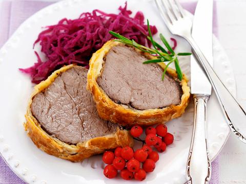 Rosbief in bladerdeeg met rode salade