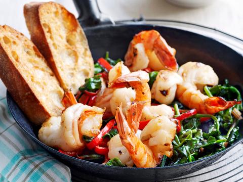 Scampi's met spinazie en knoflooktoast