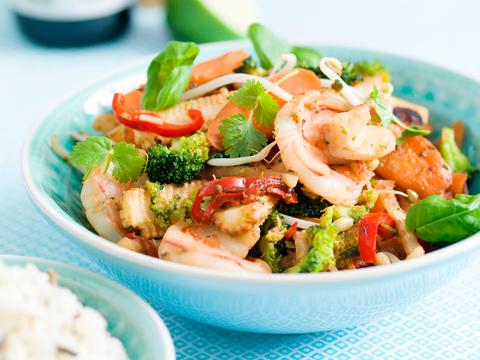 Wok van scampi's, broccoli en worteltjes