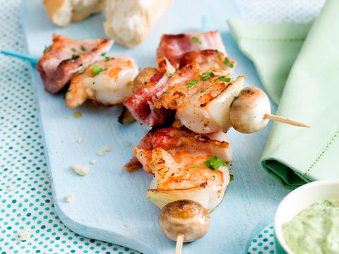 Spiesjes met scampi's, spek en dragonmayonaise